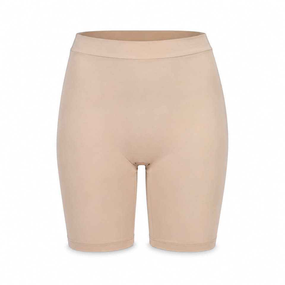 Short antiatrito nude sobre fundo branco